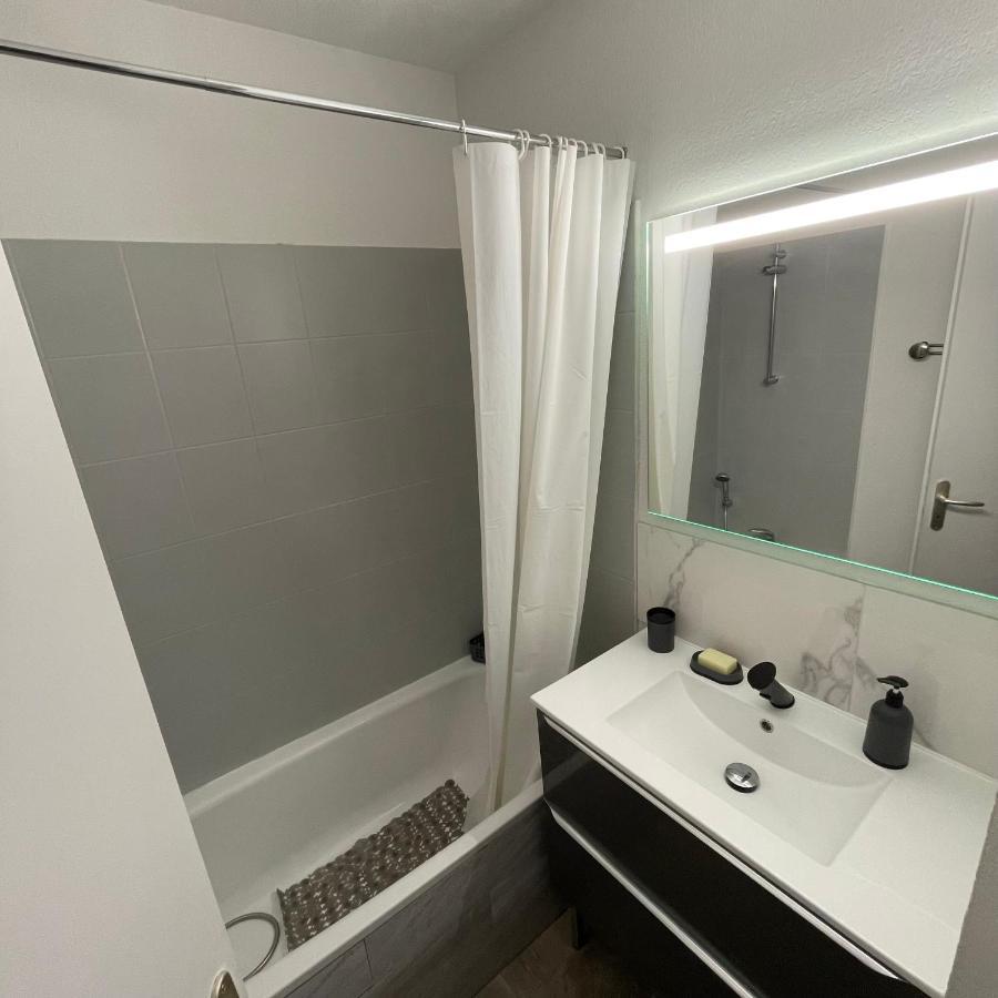 Maison Plain Pied Avec Climatisation Dans Une Residence Privee Avec Piscine 圣萨特尼莱斯艾 外观 照片