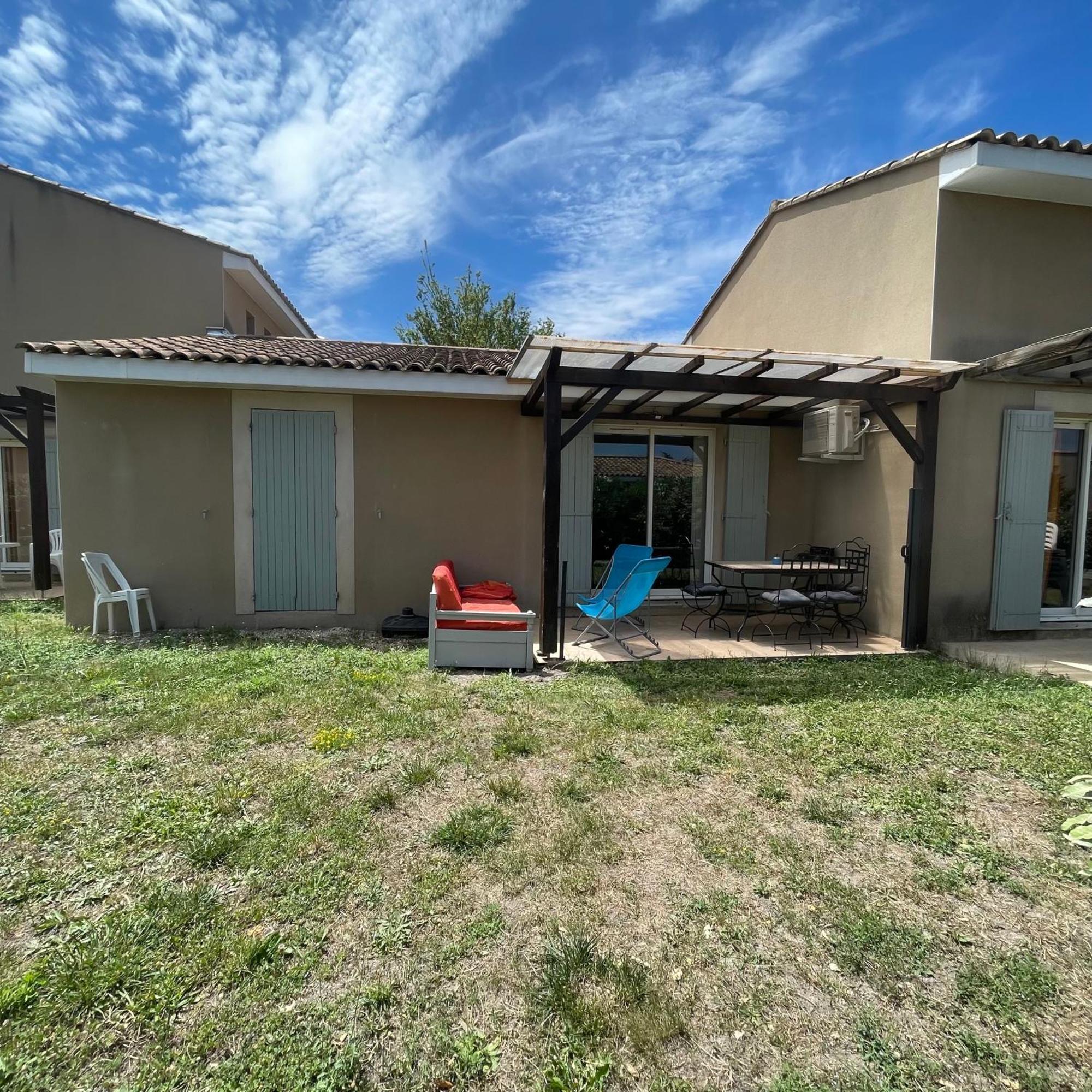 Maison Plain Pied Avec Climatisation Dans Une Residence Privee Avec Piscine 圣萨特尼莱斯艾 外观 照片